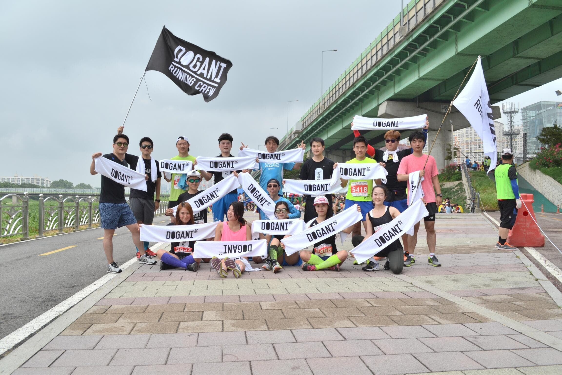 Dogani Running Crew Running Seoul on Knees That Hold